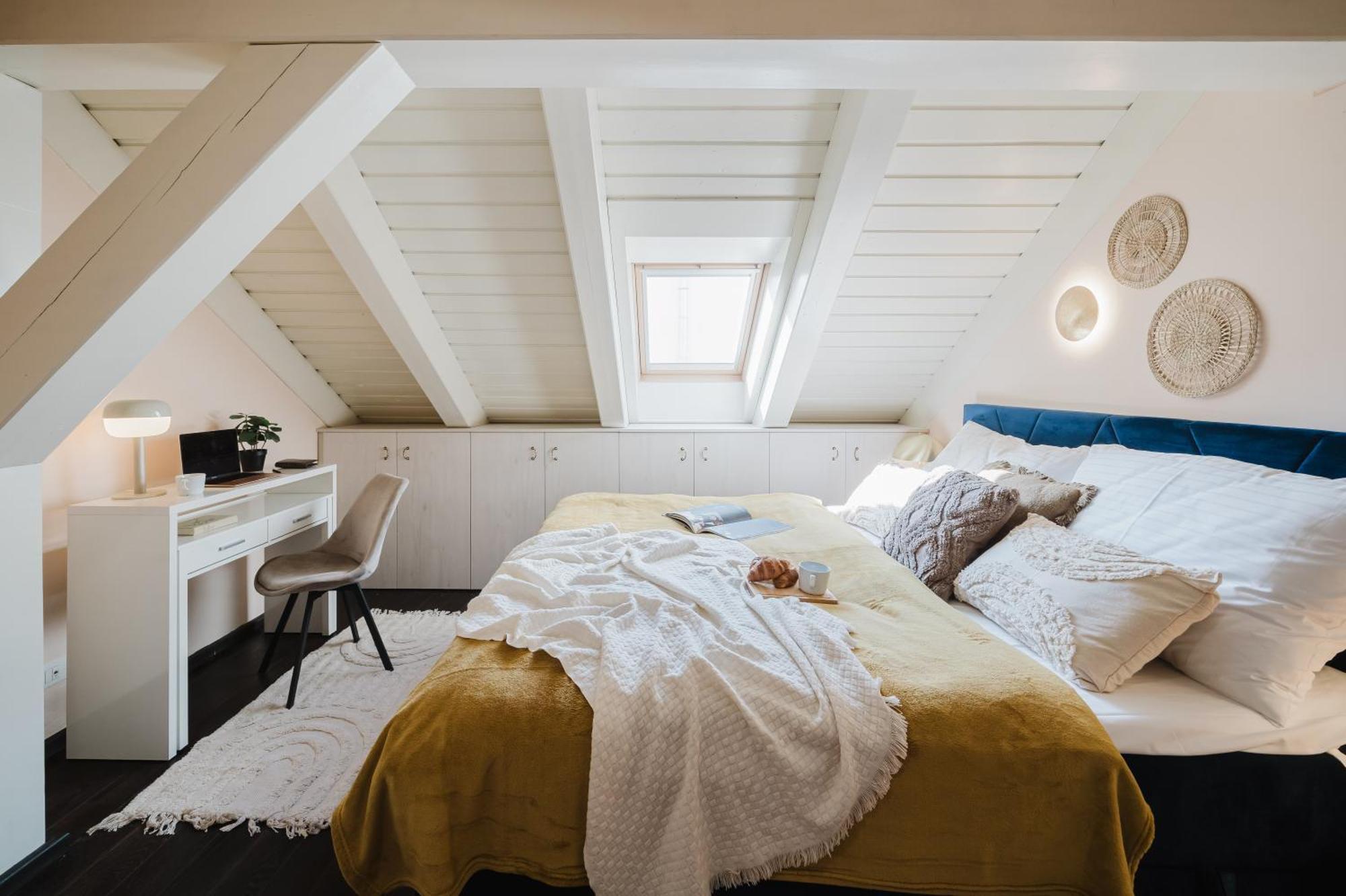 Days - Attic Maisonette With Netflix And Workspace In New Town Apartment